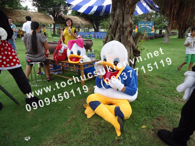 Cho thuê mascot gấu pooh, chuột micky 2