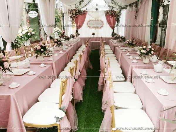 Ghế tiffany sang trọng buộc khăn phía sau màu hồng cực đẹp