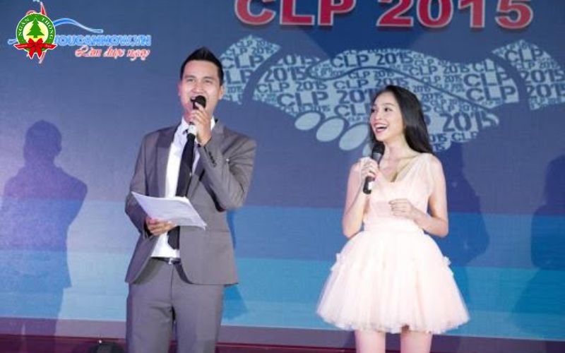 MC nam và nữ đang dẫn chương trình giao lưu gặp mặt cho sự kiện đầu năm, phong cách chuyên nghiệp và trang trọng.