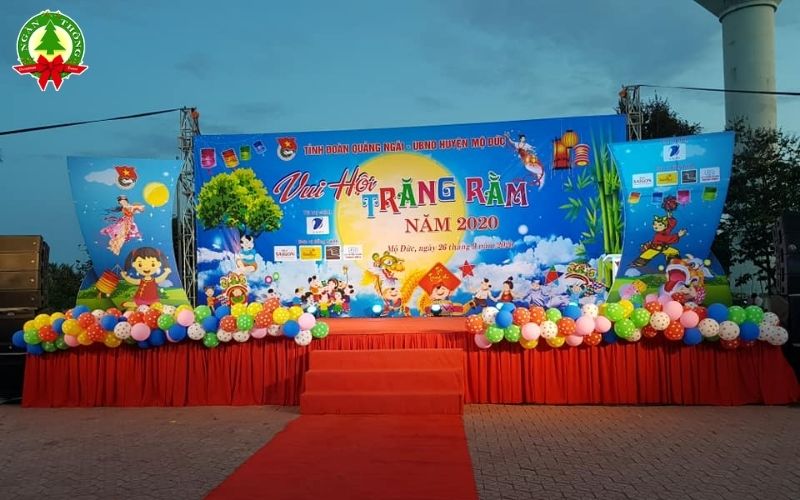 Khu vực biểu diễn cần được bố trí đủ rộng để MC, đội múa lân, nhóm văn nghệ và các em nhỏ có thể di chuyển