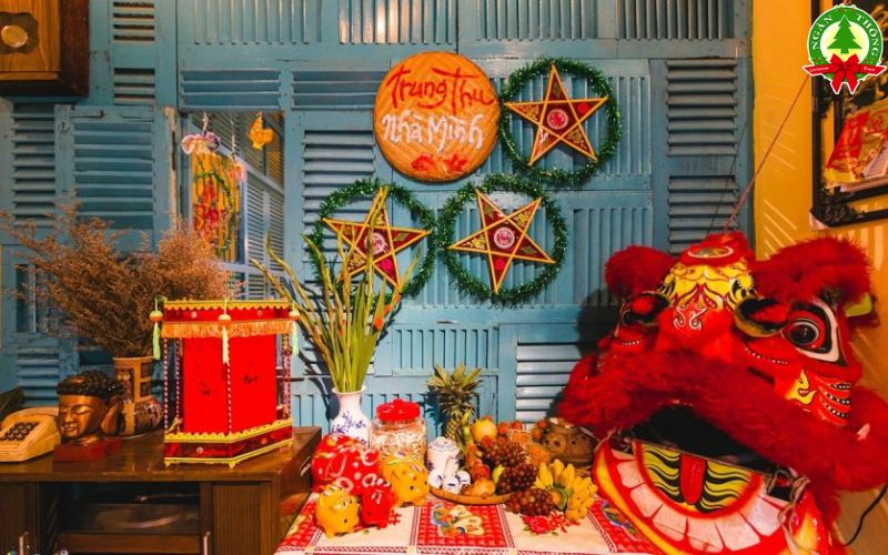 Tiểu cảnh mâm cỗ Trung thu với bánh, trái cây và đèn lồng tạo điểm nhấn ấm cúng cho không gian tổ chức