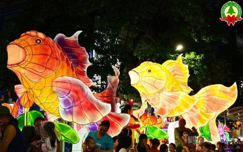 Trang trí đêm hội trăng rằm bằng không gian rước đèn giúp tạo không khí sôi động và thu hút trẻ em tham gia