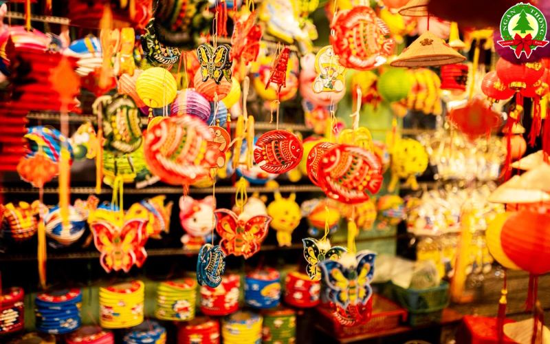 Trang trí đêm hội trăng rằm bằng phố đèn lồng truyền thống mang lại không gian ấm cúng và đậm chất hoài niệm