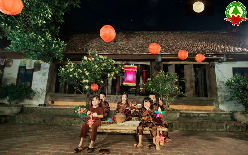 Không gian làng quê xưa với mái tranh, đèn lồng tre gợi nhớ Trung thu truyền thống của nhiều thế hệ