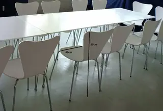 Ghế gỗ uốn trắng, lưng ghế hình tim