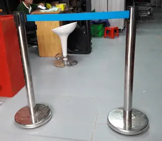 Trụ phân cách dạng kéo