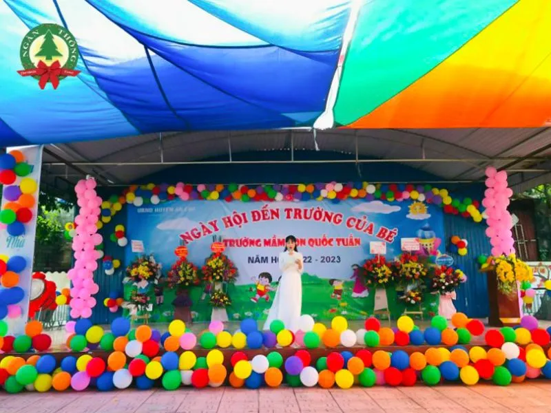 trang trí sân khấu bằng bong bóng