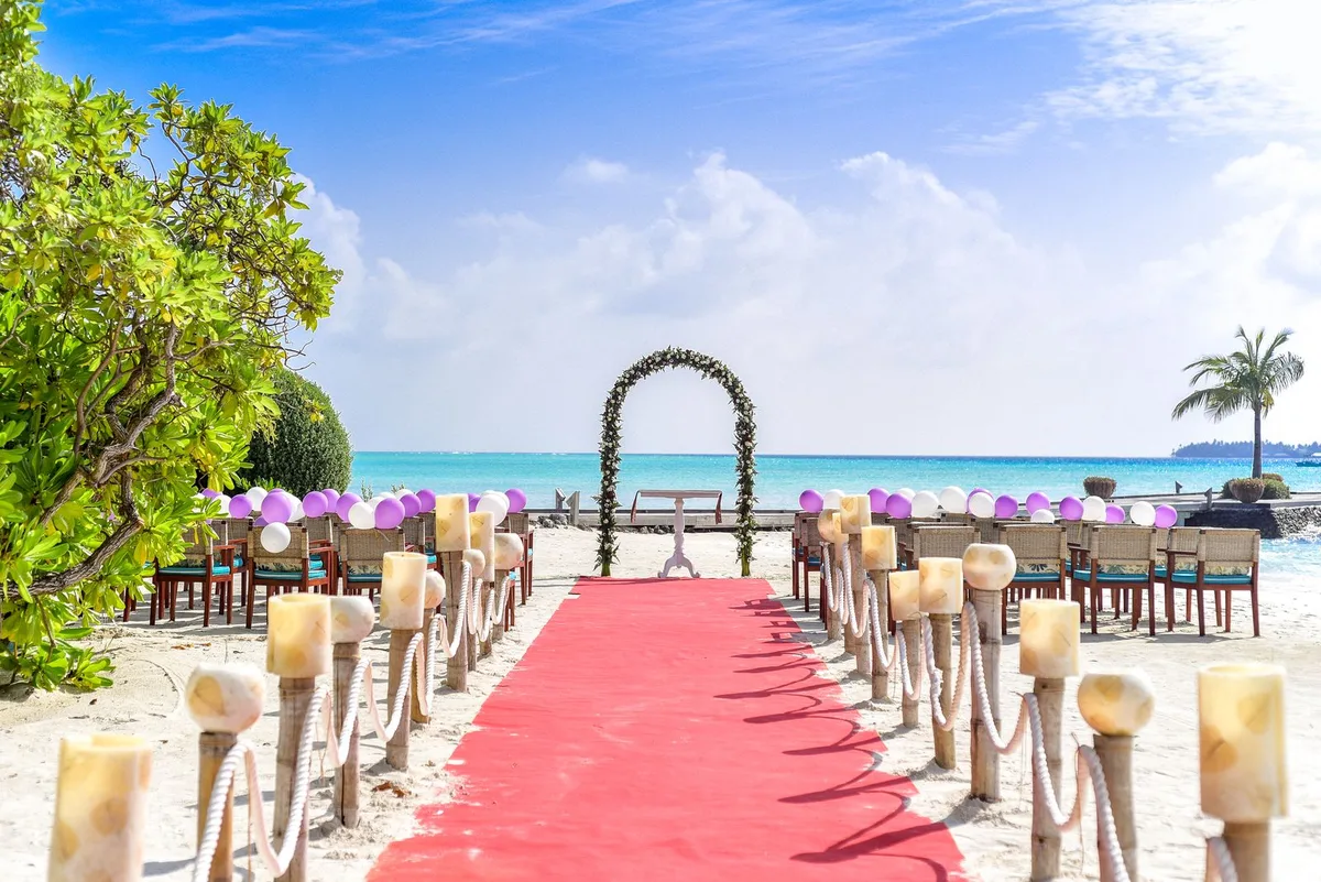 Thiết kế sân khấu và backdrop đám cưới ngoài biển hài hòa cùng thiên nhiên Thiết kế sân khấu và backdrop đám cưới ngoài biển hài hòa cùng thiên nhiên