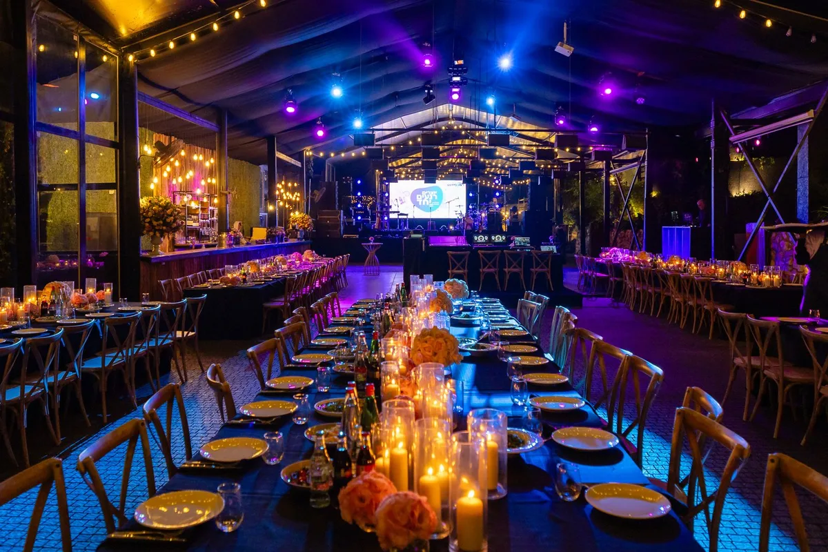 Vai trò sống còn của sân khấu và phông nền sự kiện trong đêm gala dinner